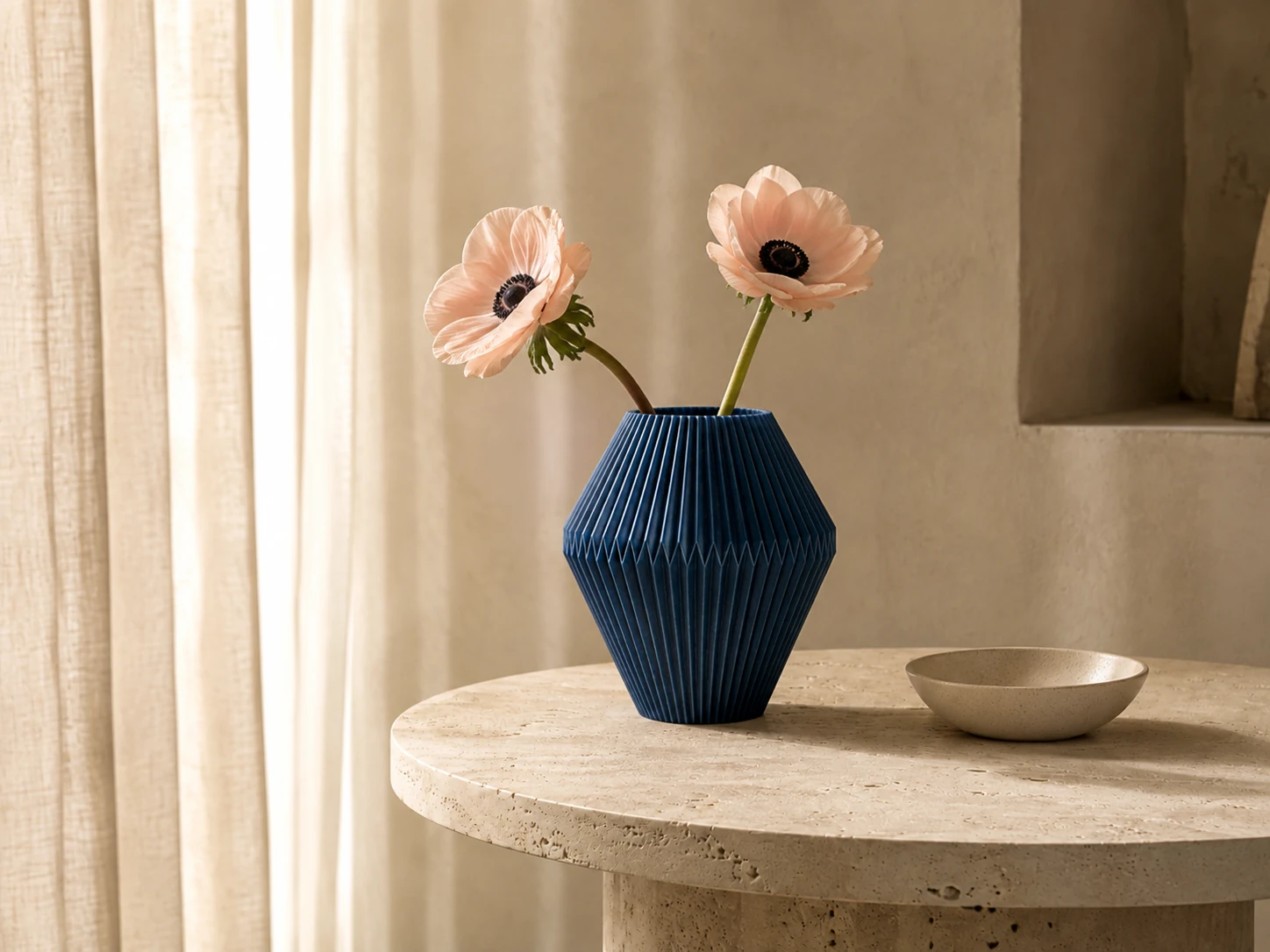 Smuk Blå geometrisk ByStern-vase på et varmt egetræsbord.